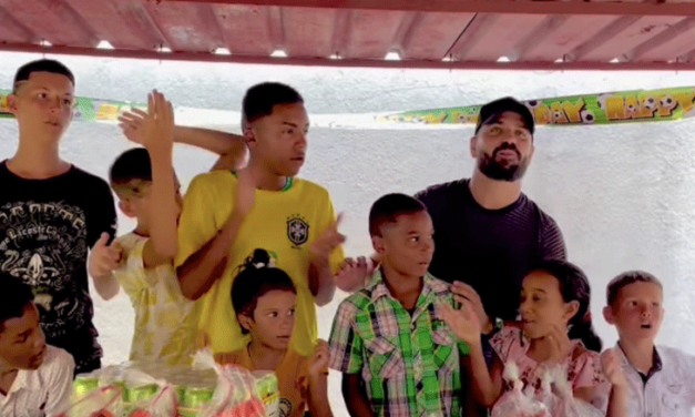 Actor cubano Alejandro Cuervo celebra cumpleaños a niños sin amparo En la Habana