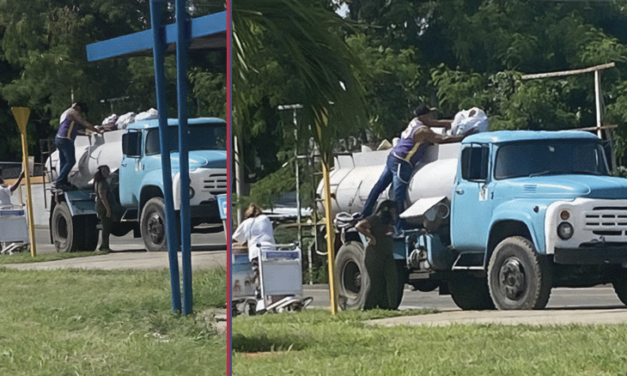 Cubanos del aeropuerto a casa en una pipa de agua