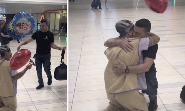 Cubana recibe a papa cumpliendo promesa a San Lázaro en aeropuerto de Estados Unidos